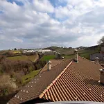 Hillview Langhe 公寓