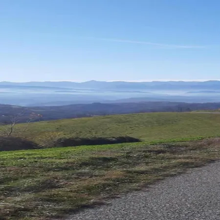 Hillview Langhe 公寓